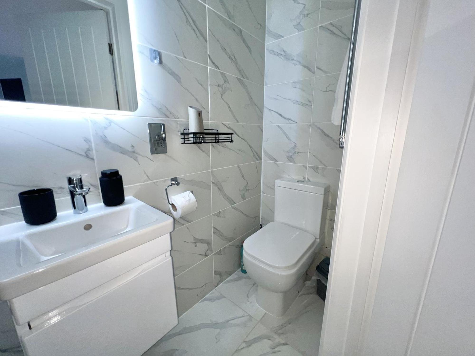 Charming 3-Bed Flat In Shepherds Bush - Sleeps 9 London Exterior photo