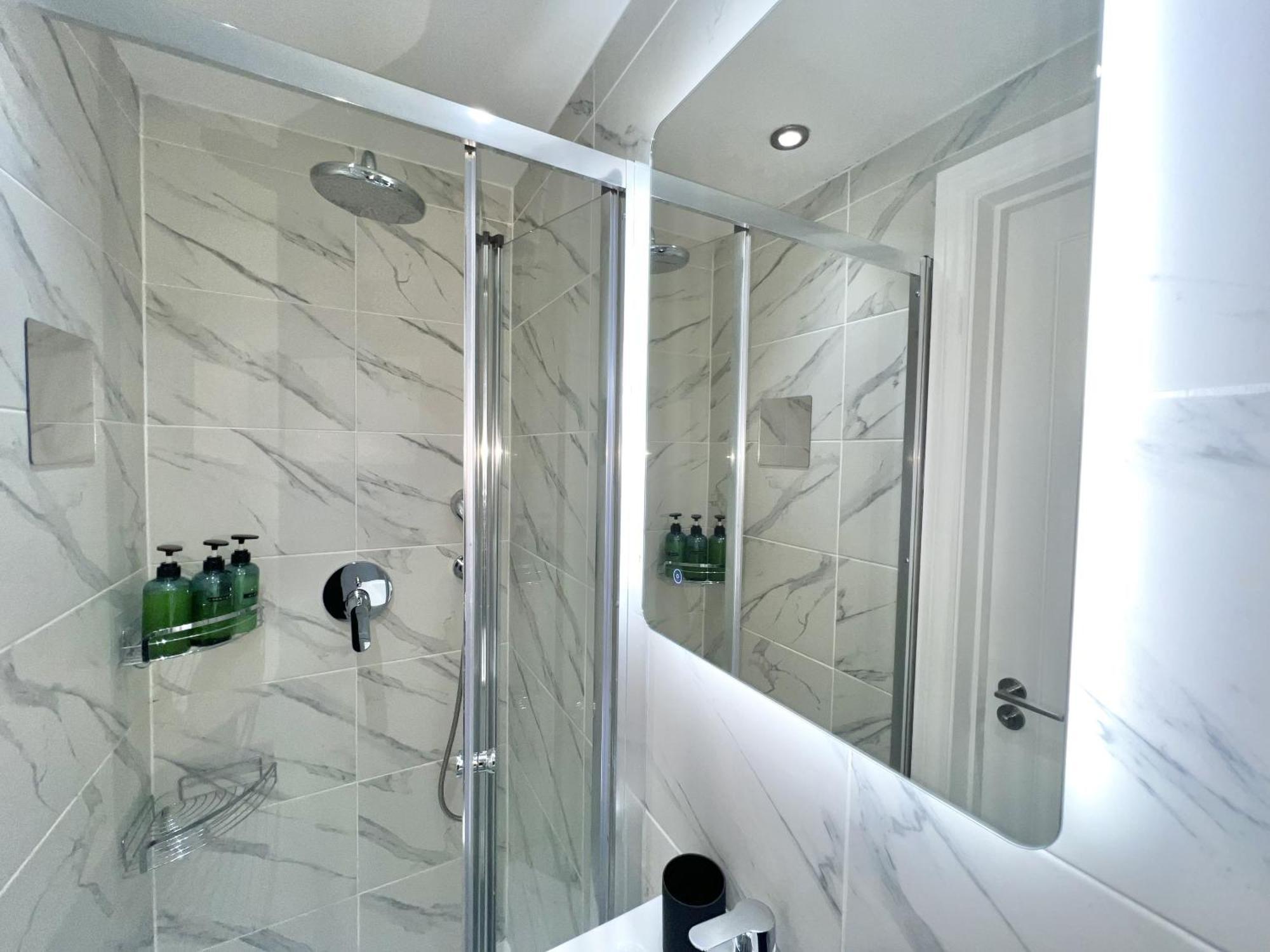 Charming 3-Bed Flat In Shepherds Bush - Sleeps 9 London Exterior photo