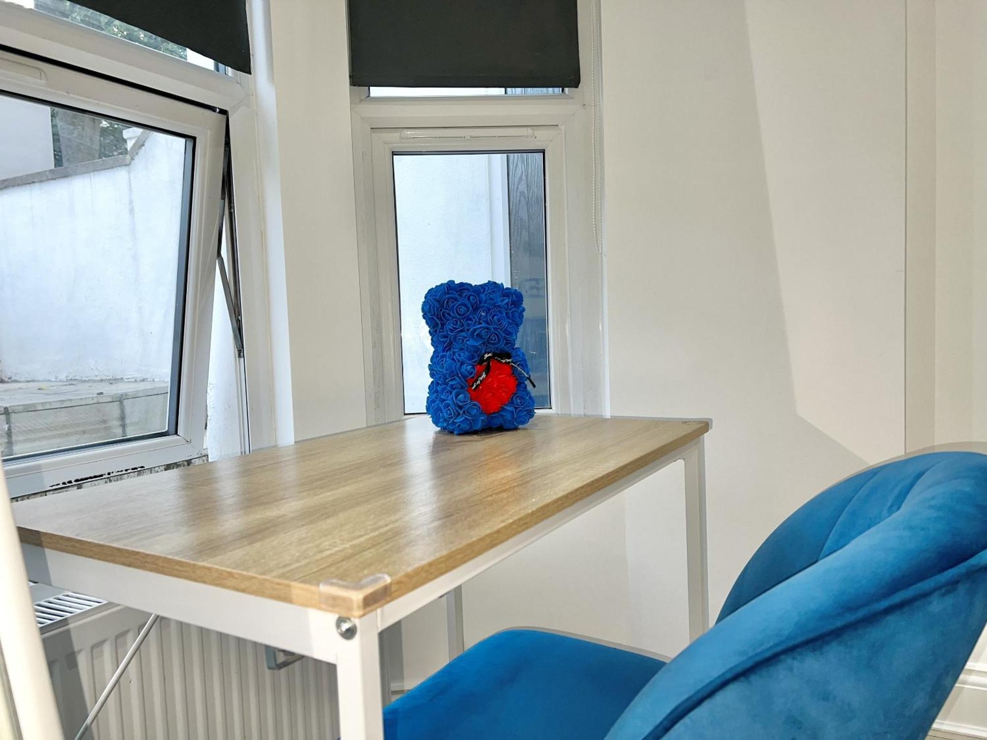 Charming 3-Bed Flat In Shepherds Bush - Sleeps 9 London Exterior photo