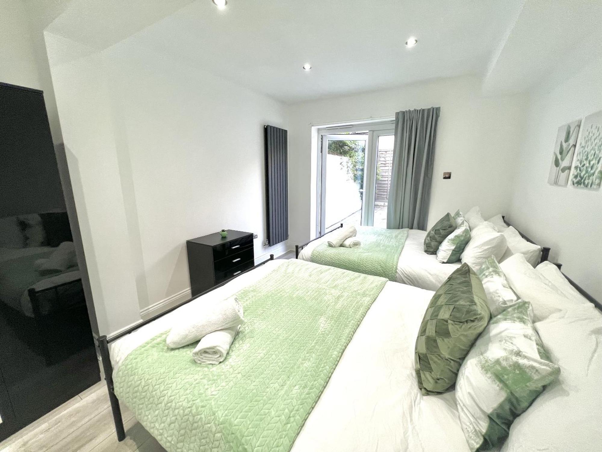 Charming 3-Bed Flat In Shepherds Bush - Sleeps 9 London Exterior photo