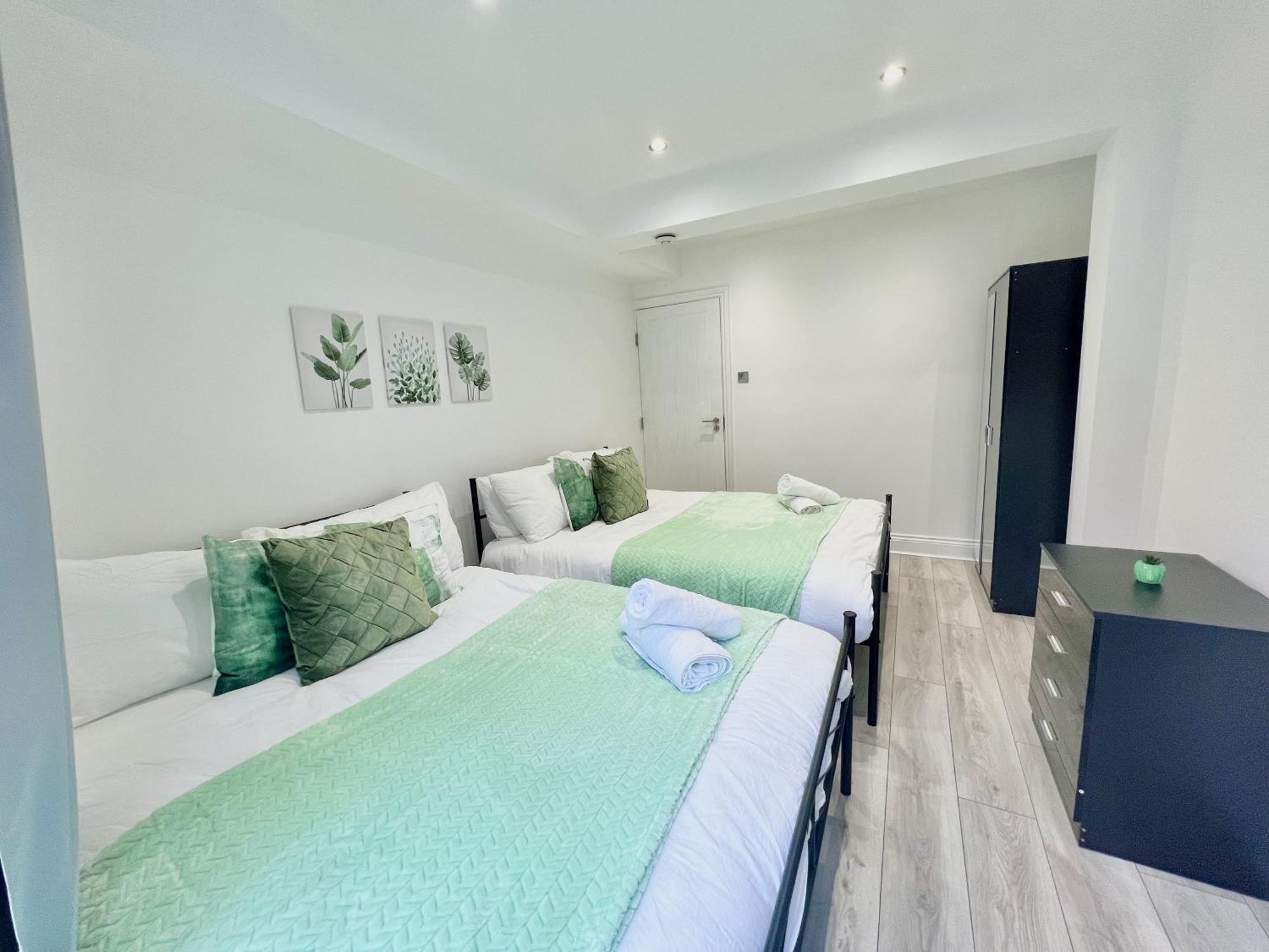 Charming 3-Bed Flat In Shepherds Bush - Sleeps 9 London Exterior photo